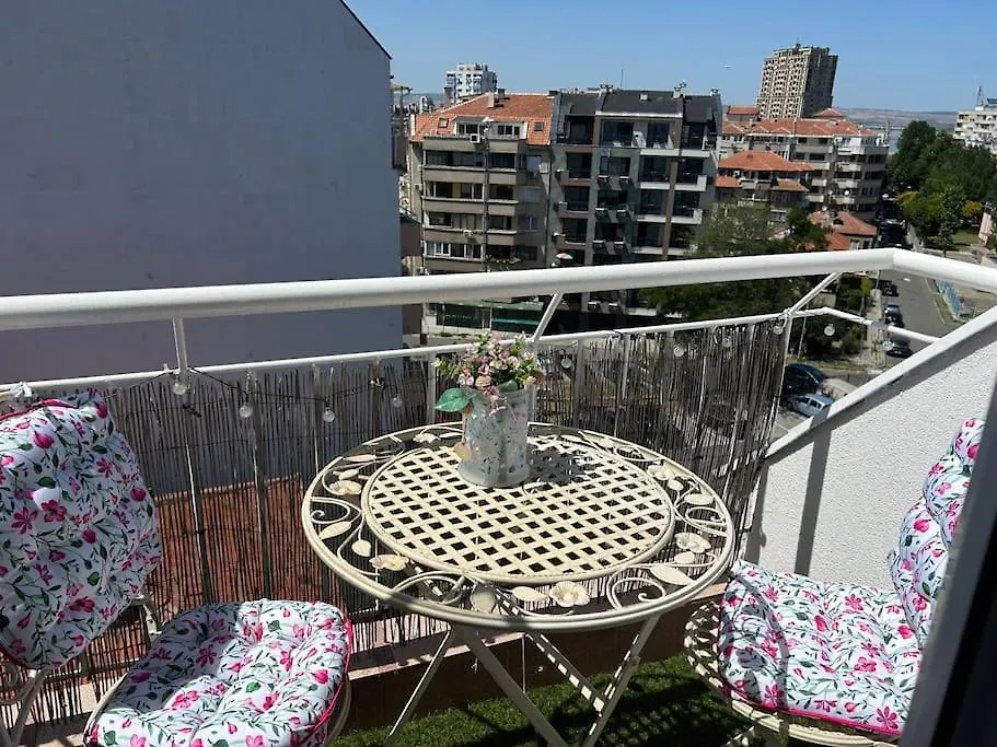 City Leisure In A Flower Sea Apartment, Burgas Lazur דירה